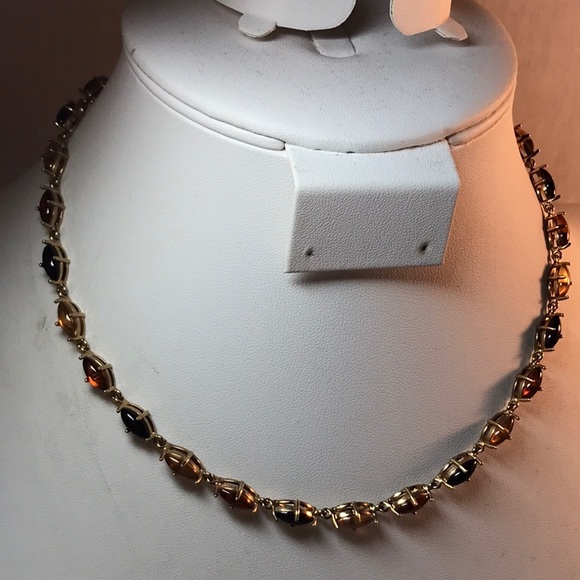 Avon necklace in gold tone, fold over clasp, 16 in length, stones multicolor - Picture 2 of 10